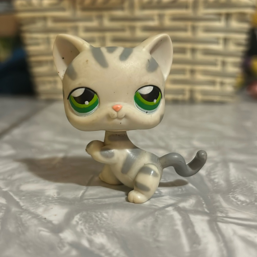 Littlest Pet Shop Shorthair tabby cat (green eyes, tabby stripes)